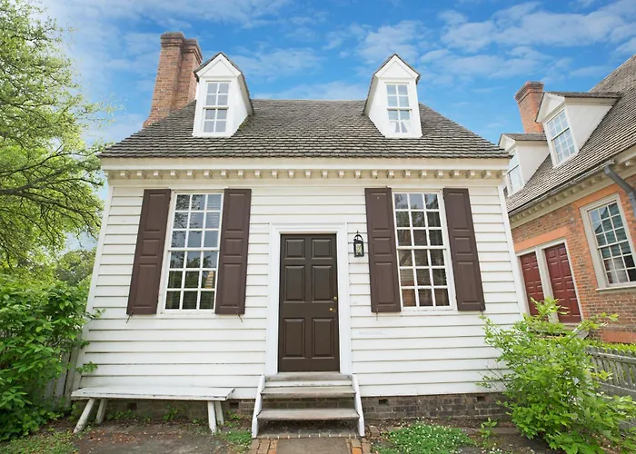 Colonial Houses, An Official Colonial Williamsburg Hotel